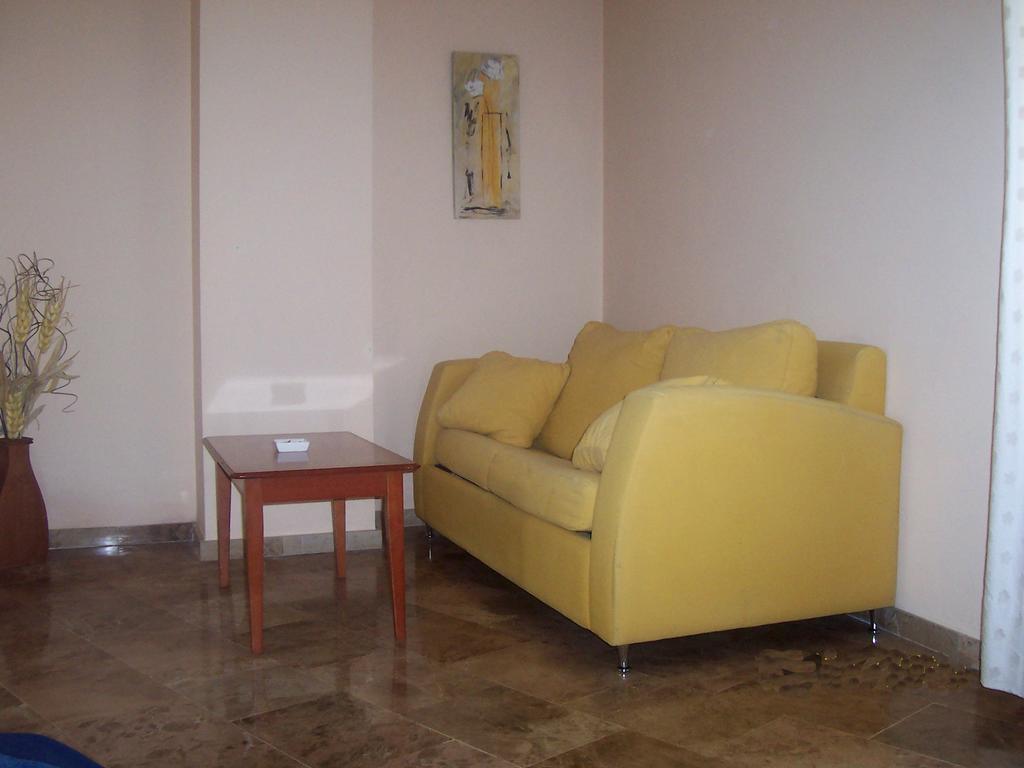 Hotel Al-Yussana Lucena Bagian luar foto