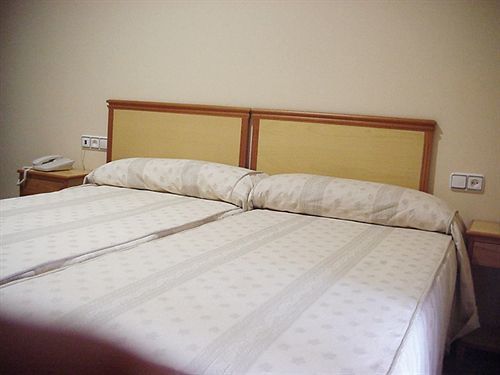 Hotel Al-Yussana Lucena Bagian luar foto